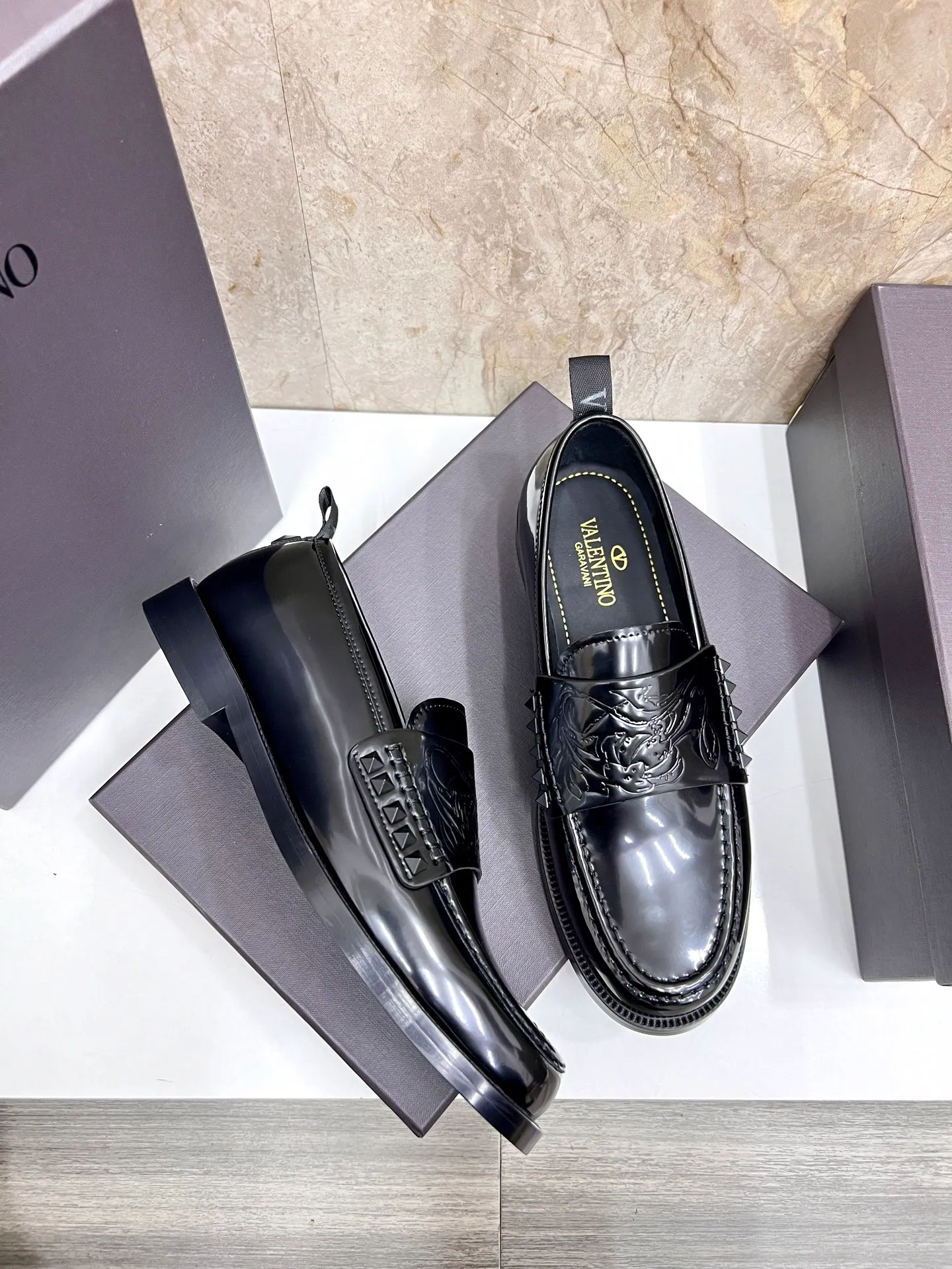 Men's men's shoes💰780 Valentino New men's V logo micro-label business casual loafers. These Derby loafers are made of imported cowhide leather. They are light in texture and cool in style. The uppers are decorated with brand logo buckles, showing off the big-name style! The lines reveal novel urban trends. The toe is round and full, and the rubber foam sole and triple protruding leather welt complement each other. It is extremely fashionable and charming, with dyed calfskin lining, genuine leather feet, and standard logo decoration. It is simple yet elegant. It has a classic European and American loose style and is extremely comfortable on the feet. Size: 39-44 (customized at 38.45.46)